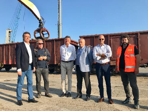 Visita dell’assessore regionale alle Infrastrutture e trasporti, Graziano Pizzimenti, al Porto di Monfalcone durante le operazioni di trasferimento del carico di legname destinato alla Fantoni di Osoppo su vagoni ferroviari